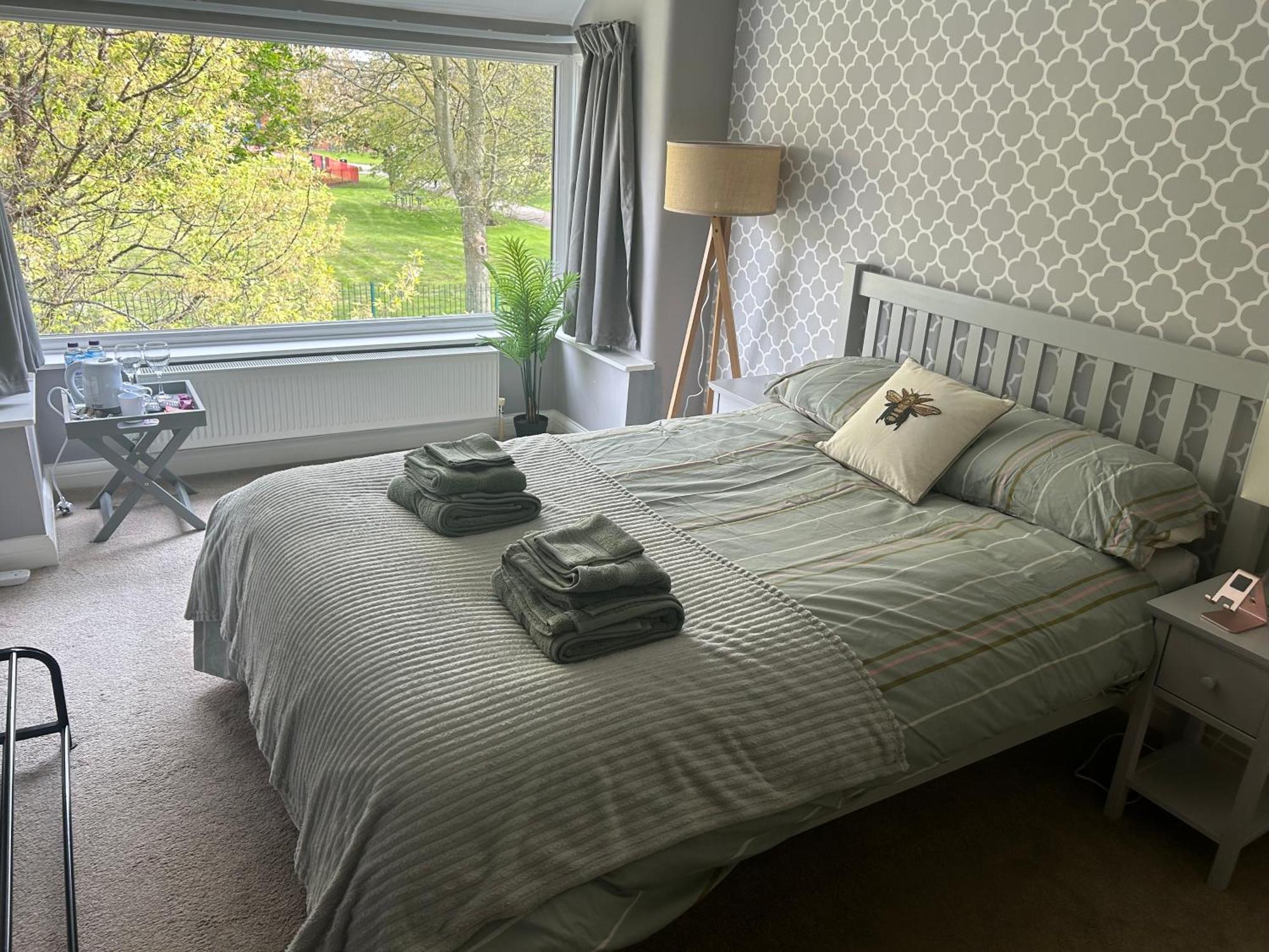 Lovely, Large Double Bedroom With Park View In Home Hazel Grove Eksteriør bilde