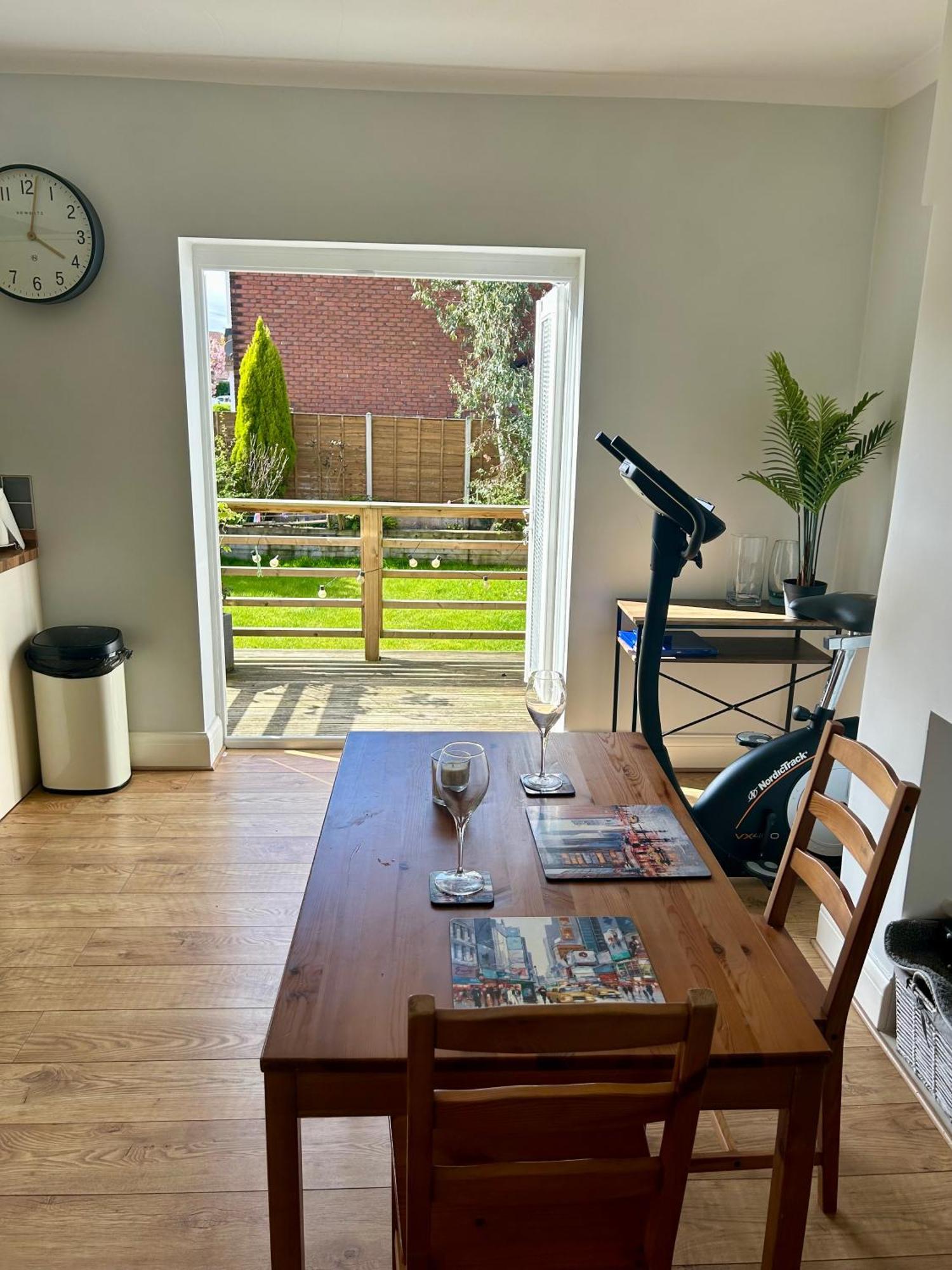 Lovely, Large Double Bedroom With Park View In Home Hazel Grove Eksteriør bilde