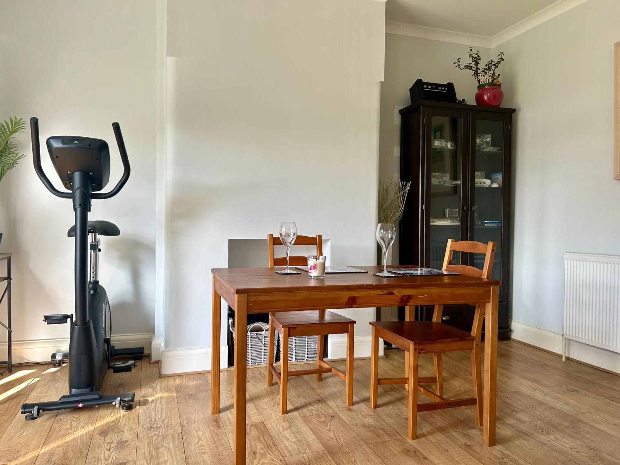 Lovely, Large Double Bedroom With Park View In Home Hazel Grove Eksteriør bilde
