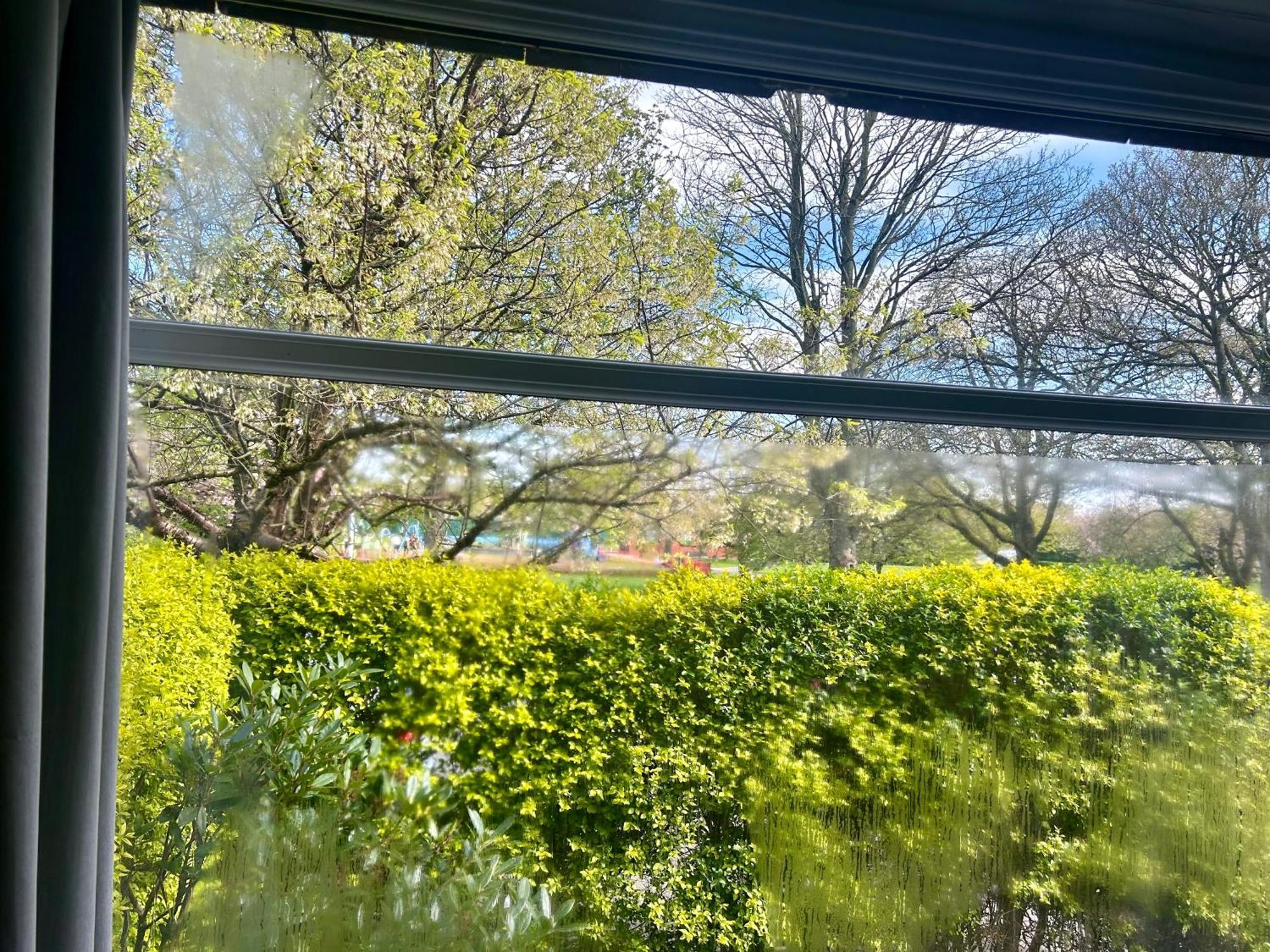 Lovely, Large Double Bedroom With Park View In Home Hazel Grove Eksteriør bilde